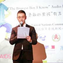 黄晓明巴黎回京工作不停 参加联合国活动童心未泯